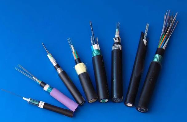 ¿Cuál es la diferencia entre el cable de fibra óptica multimodo y el cable de fibra óptica monomodo?